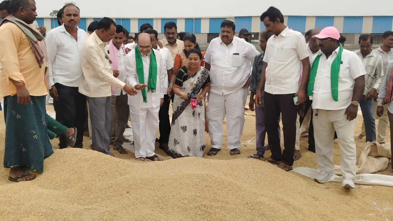 రైతుల పంటలు కొనకపోతే రాజీనామా చేయండి
