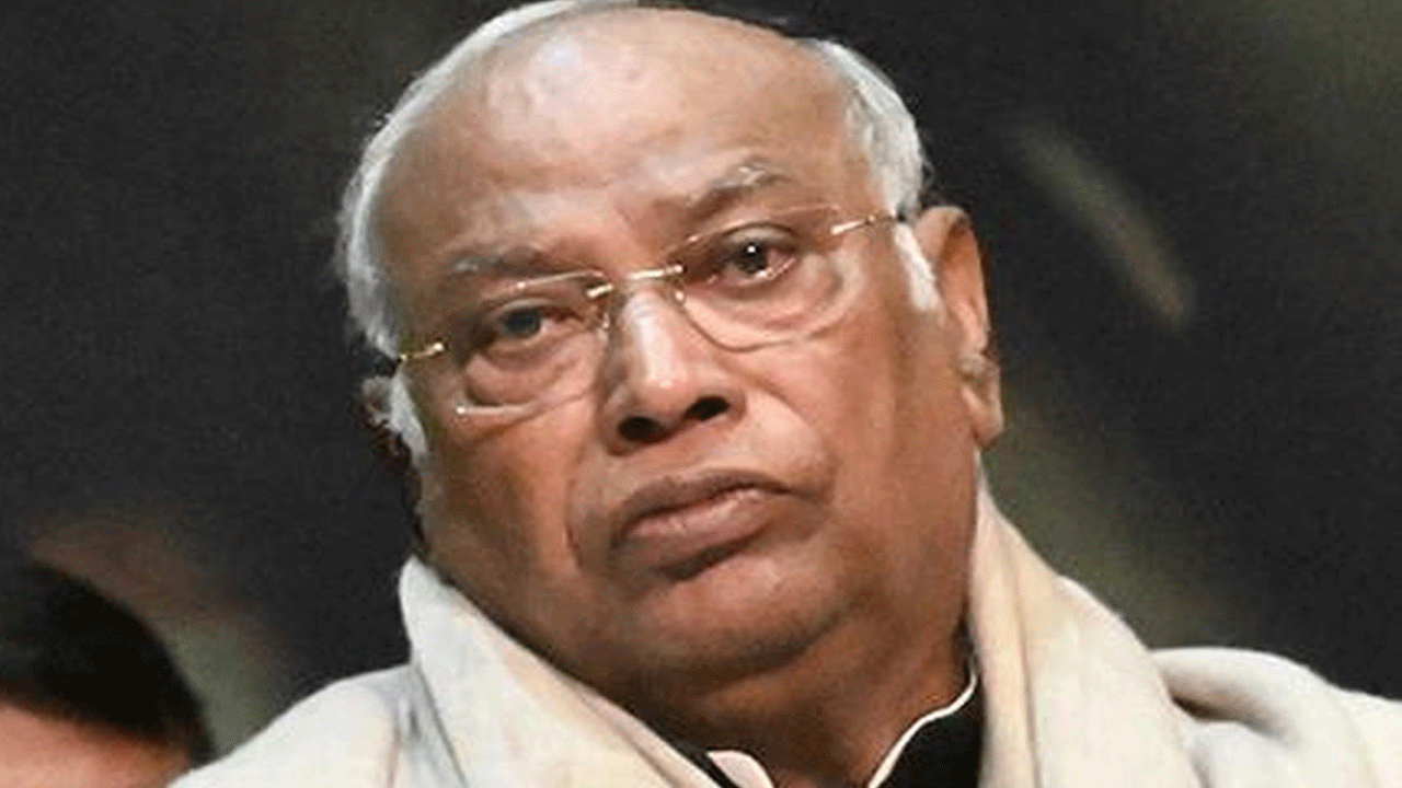 Kharge | సామాన్యుల పొదుపును తగలేసేందుకు మోదీ సర్కారు పెట్రోల్‌ చల్లుతోంది : ఖర్గే