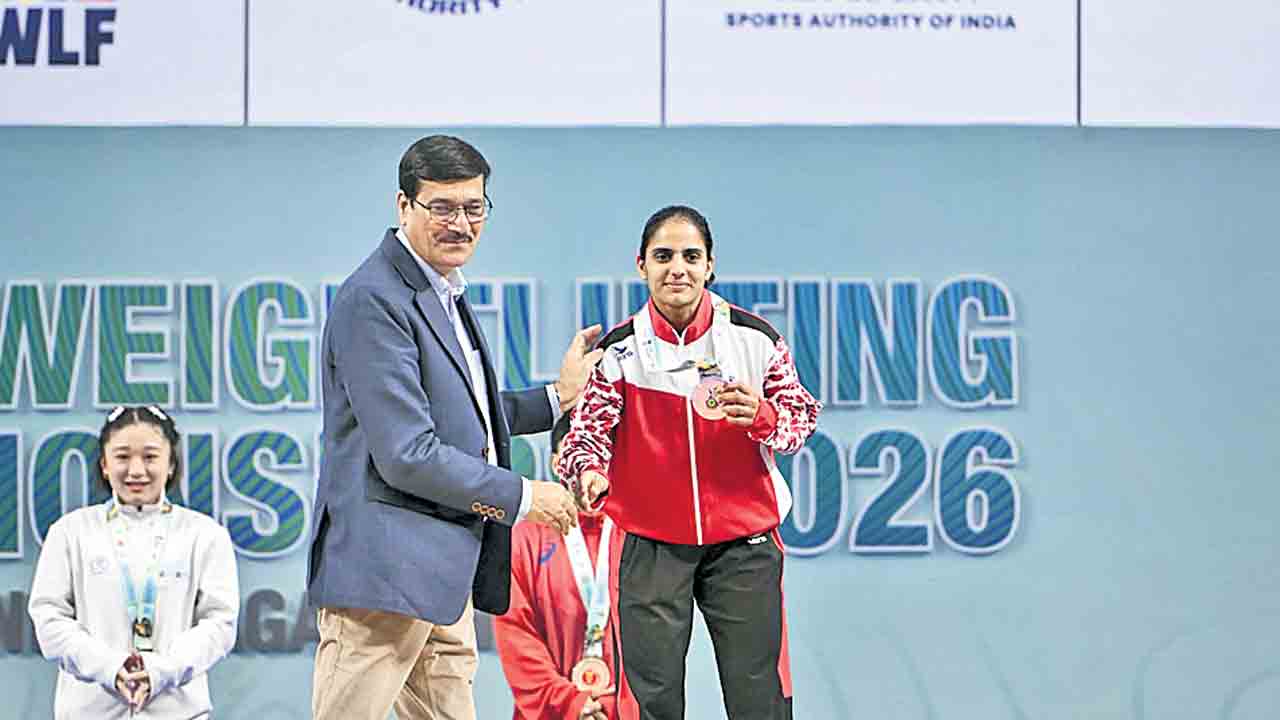 కోమల్‌కు కాంస్యం