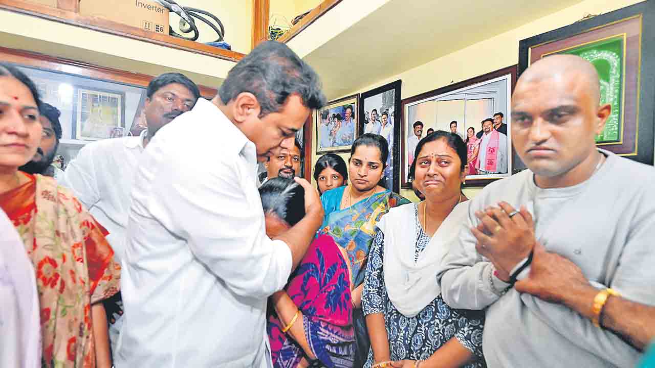 శంకర్‌గౌడ్‌ కుటుంబానికి కేటీఆర్‌ పరామర్శ