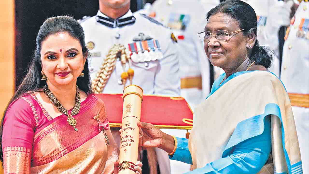 ద్రౌపదీ ముర్ము నుంచి పద్మశ్రీ పురస్కారాలు స్వీకరిస్తున్న.. కూచిపూడి నృత్యకారిణి దీపికారెడ్డి