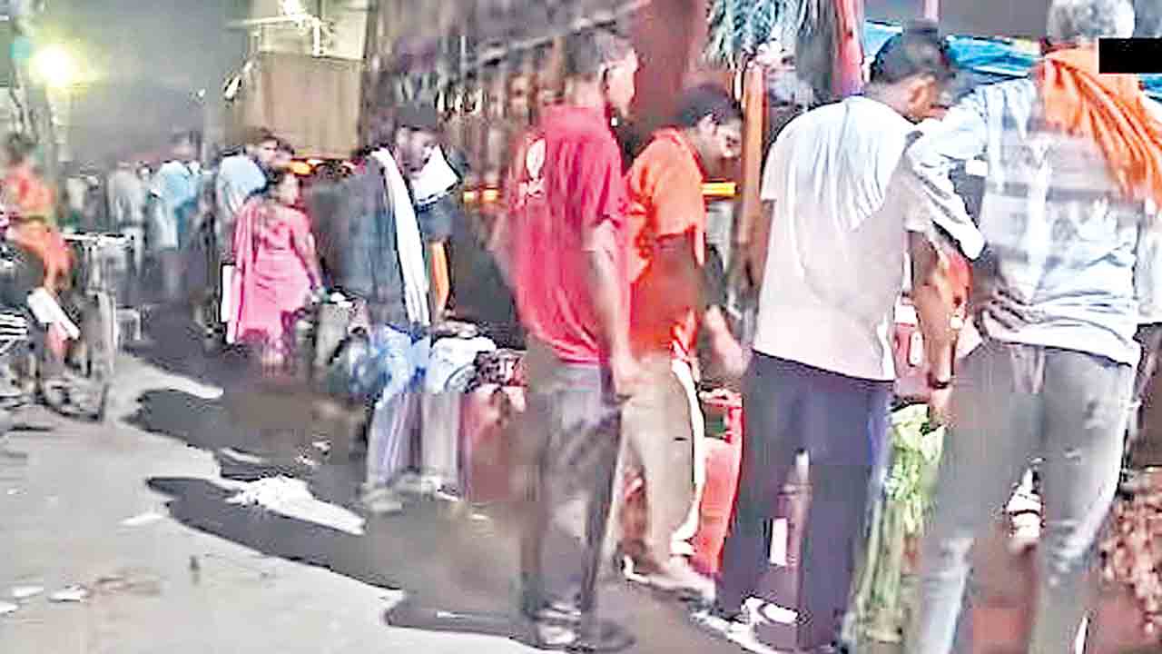 ఎల్పీజీ కోసం రాత్రంతా పడిగాపులు