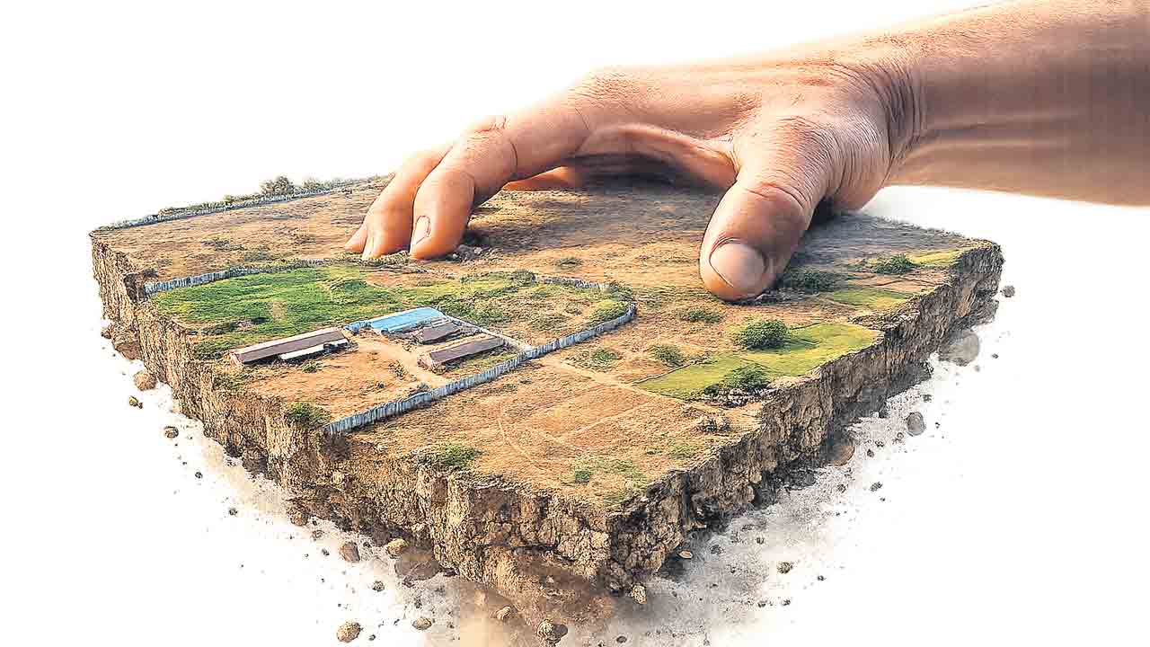 గ్రామ కంఠం భూముల స్వాహాకు యత్నం