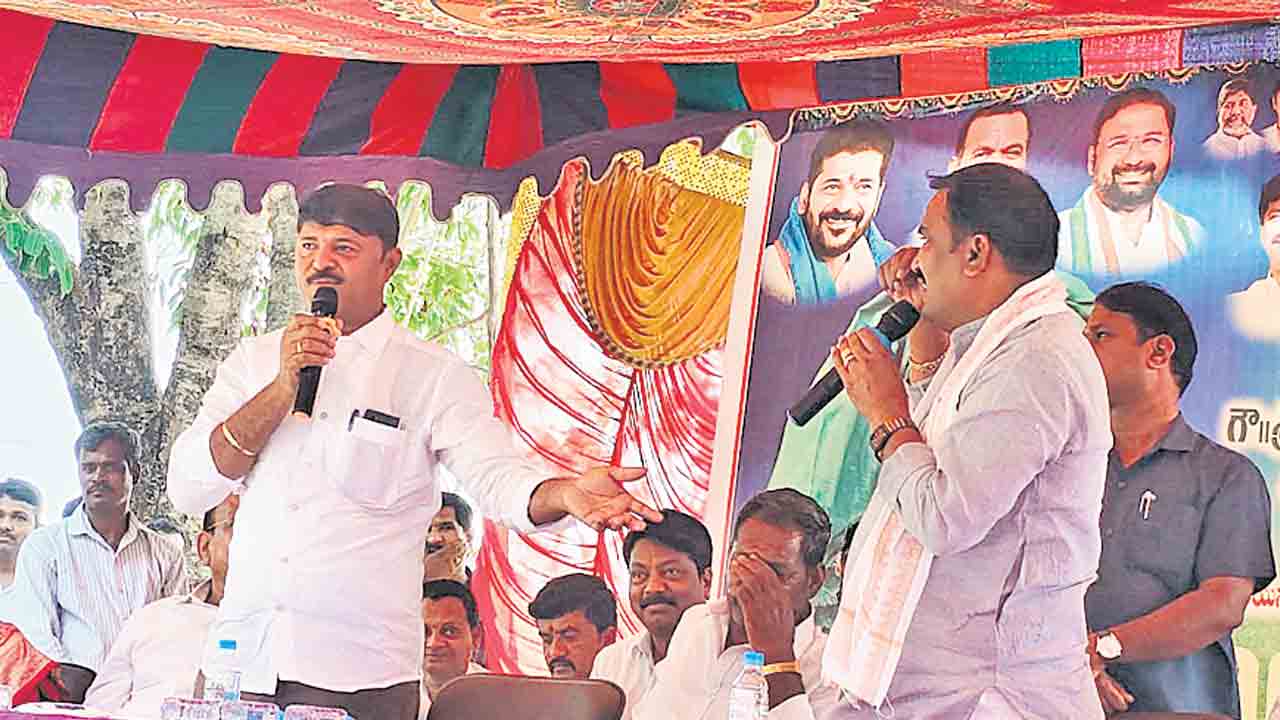 రసాభాసగా పాడి రైతుల చెక్కుల పంపిణీ