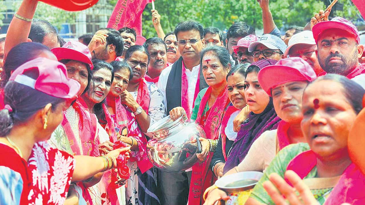 నీళ్ల కోసం నిరసన