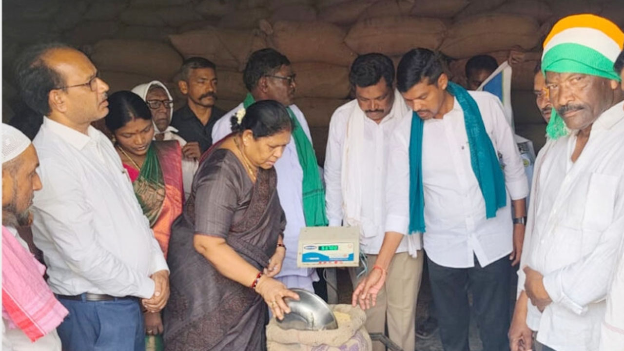 MLA Kova Laxmi | పండించిన జొన్న ధాన్యాన్ని దళారులకు అమ్మి మోసపోవద్దు : ఎమ్మెల్యే కోవ లక్ష్మి