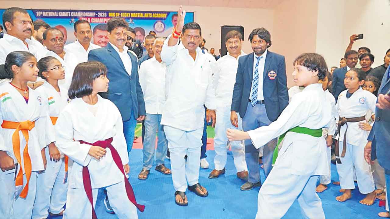 క్రీడాకారులకు సంపూర్ణ సహకారం