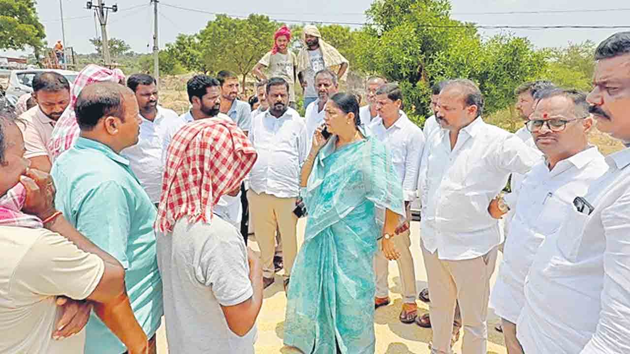 రైతులను ఇబ్బంది పెట్టడం తగదు
