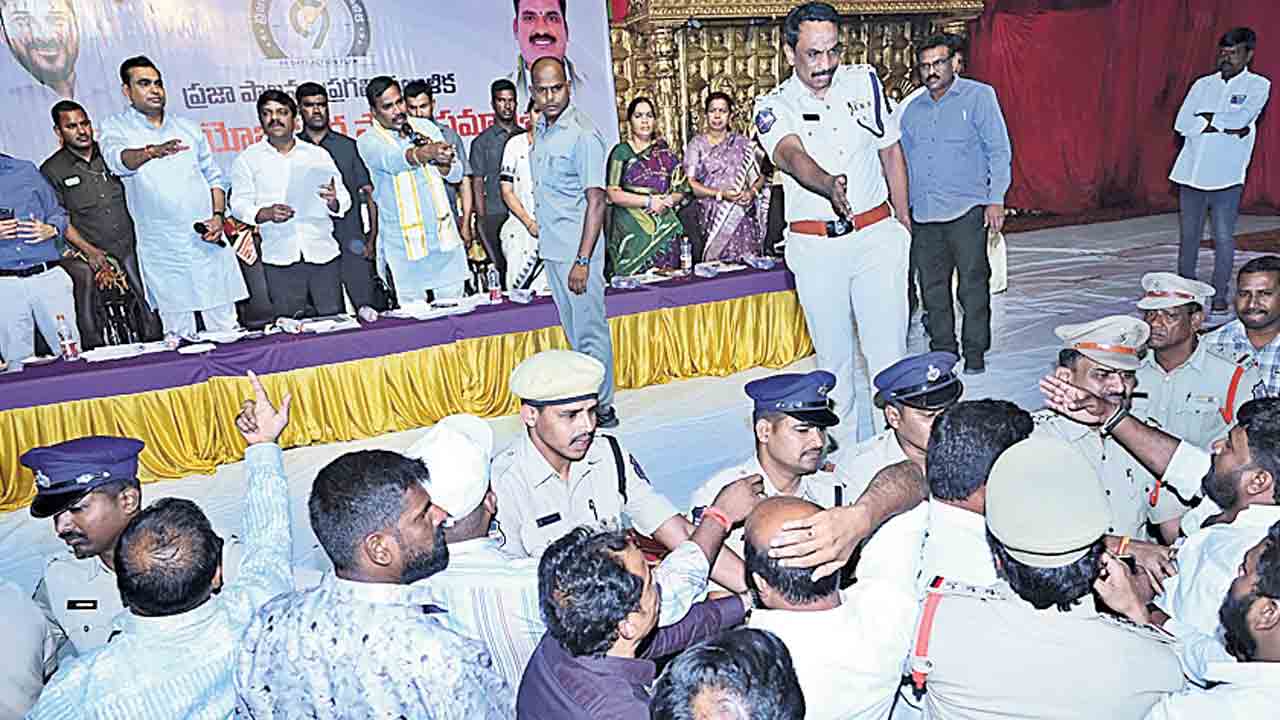 రసాభాసగా ప్రజాపాలన.. ఎమ్మెల్సీ తీన్మార్‌ మల్లన్న ప్రసంగాన్ని అడ్డుకున్న కాంగ్రెస్‌ కార్యకర్తలు