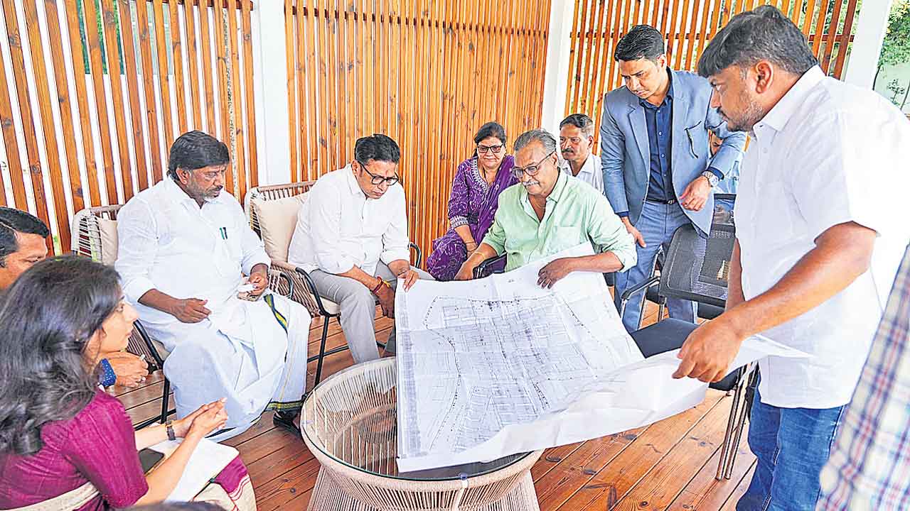 మధు పార్క్‌ నివాసితులతో భేటీ