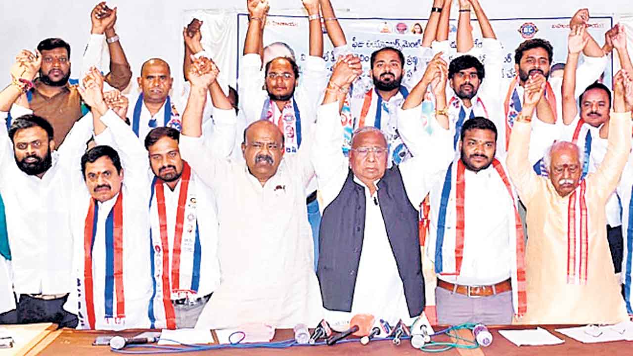 బీసీలు ఎదుగకుండా అగ్రవర్ణాల కుట్ర