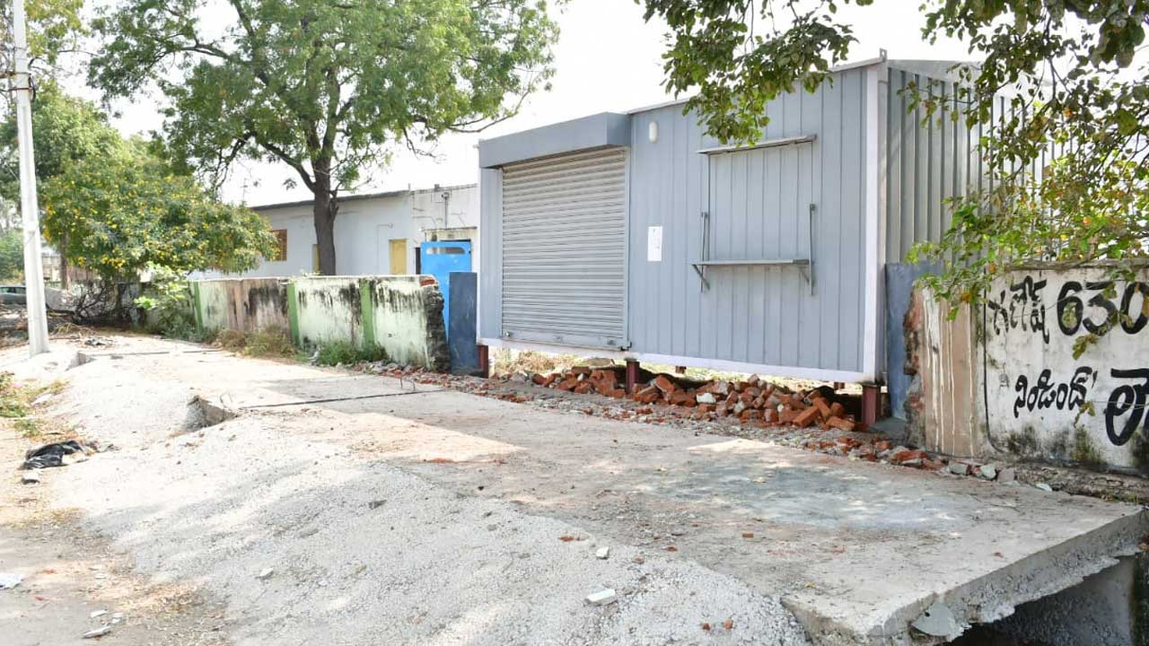 రక్షణ గోడ కూల్చిన వారిపై చర్యలకు సిద్ధం