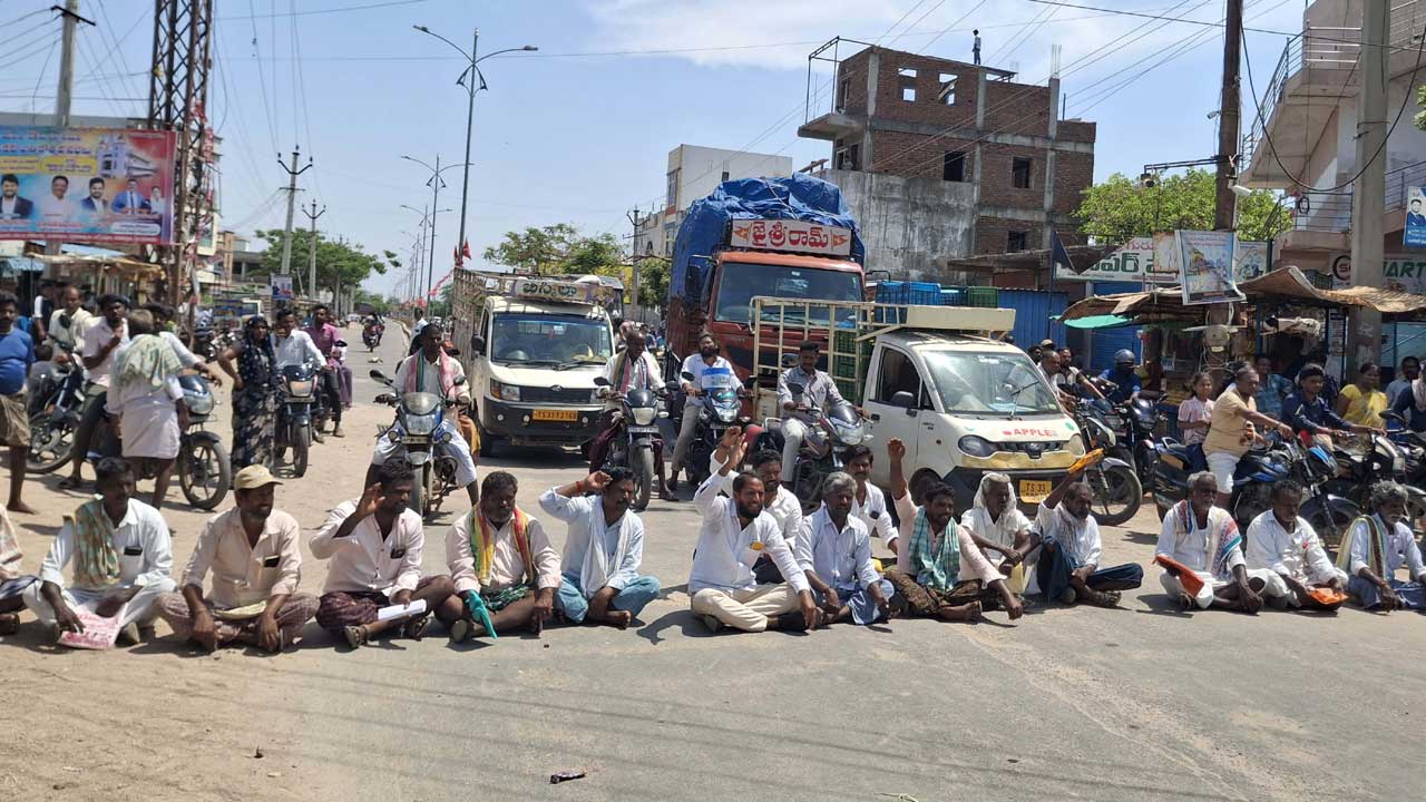 రోడ్డెక్కిన మక్క రైతులు