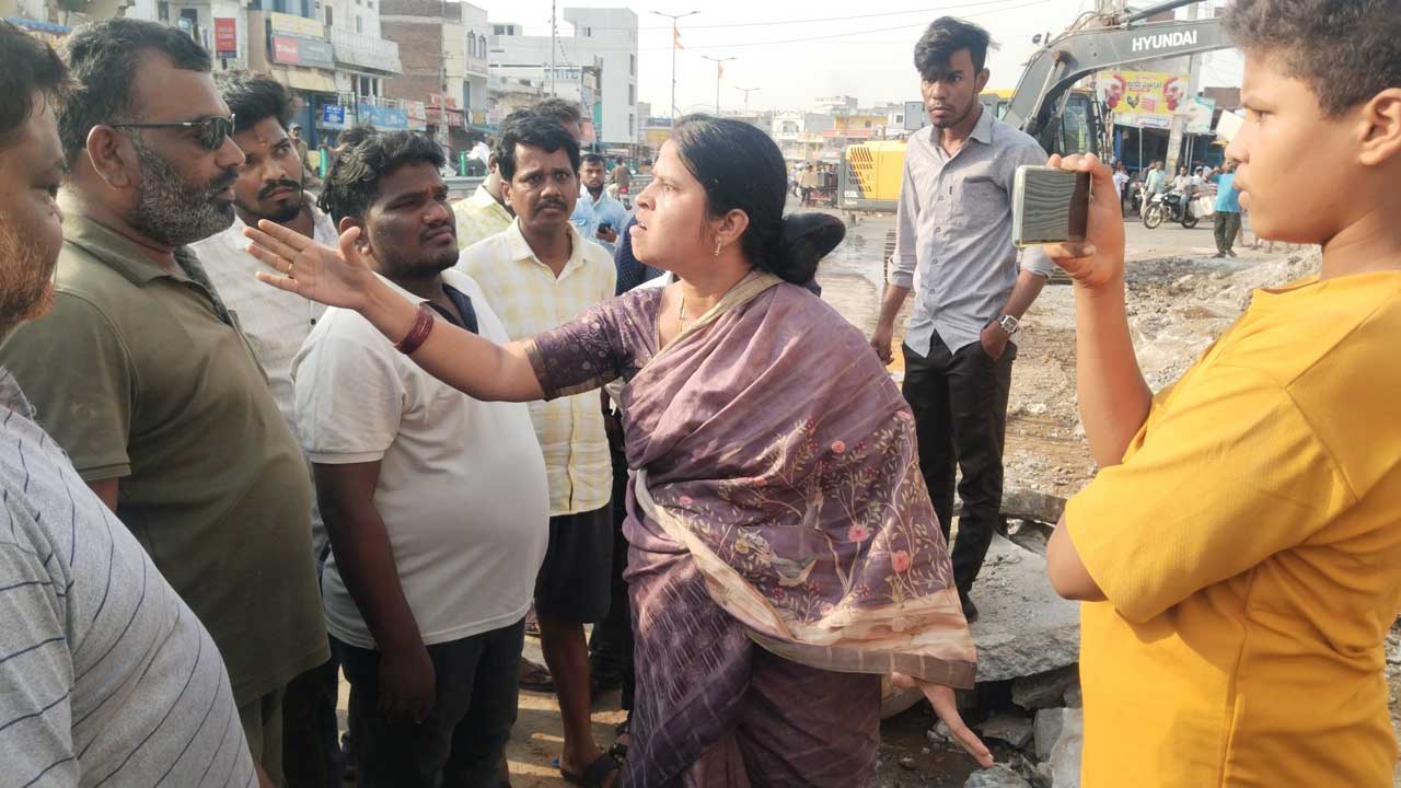 సీఎం ఇలాకాలో బుల్డోజర్ల మోత