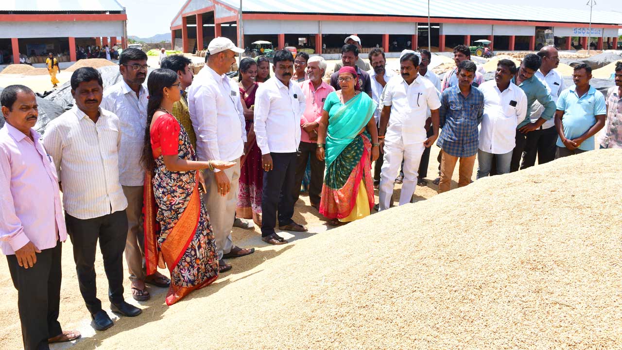 రైతులను దగా చేస్తున్న కాంగ్రెస్‌