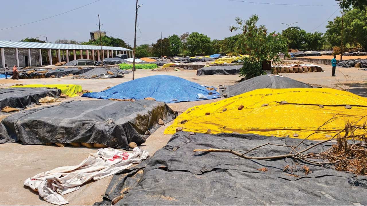 లారీలు రావు బస్తాలు పోవు