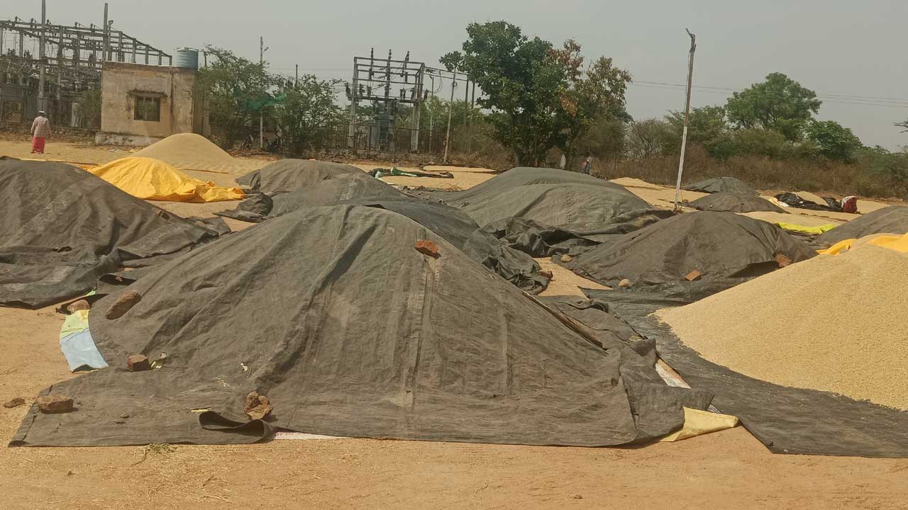 హమాలీల కొరత.. రైతన్నకు వ్యథ