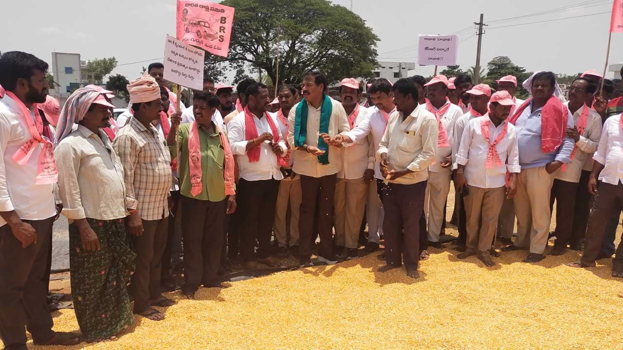 తడిసిన ధాన్యాన్ని కొనకపోతే ధర్నా చేస్తాం