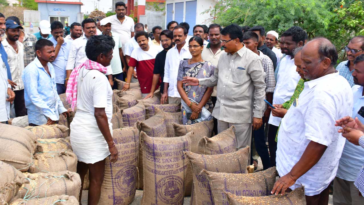 ధాన్యం కొనుగోళ్లపై చిత్తశుద్ధి లేదు