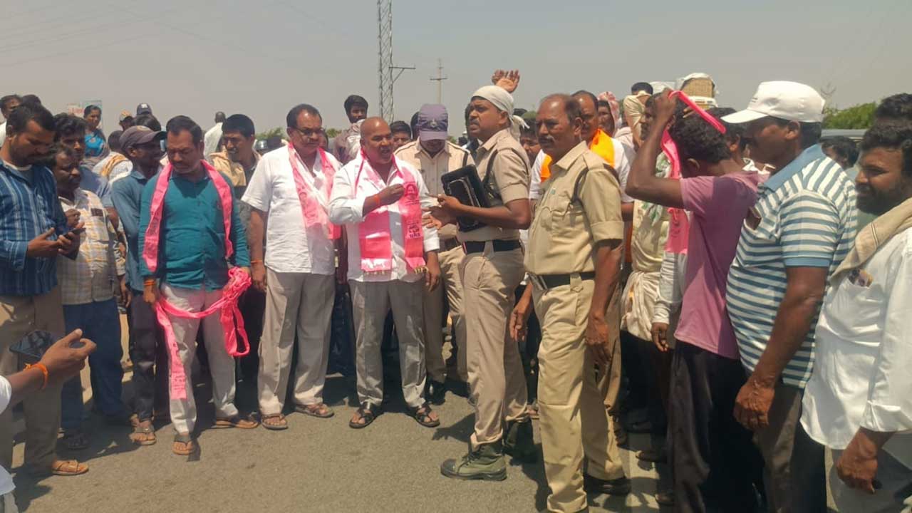 కొనుగోళ్ల జాప్యంపై రైతుల కన్నెర్ర