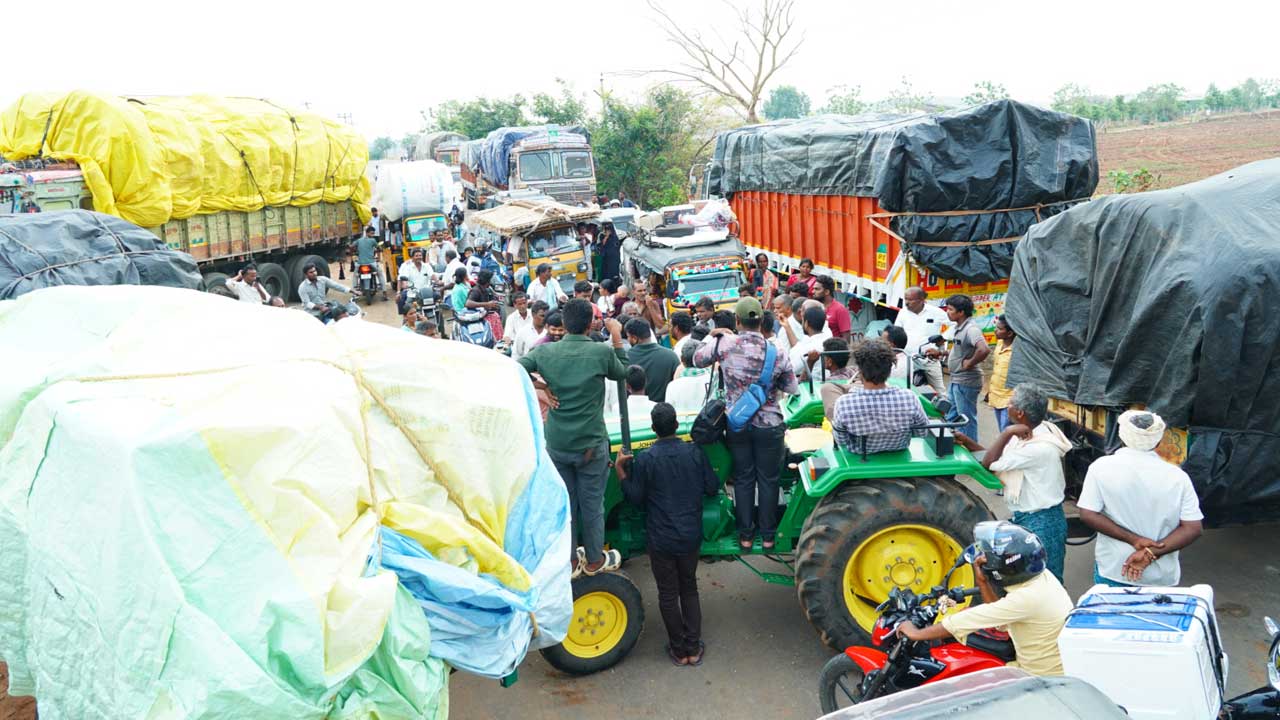 అన్‌లోడింగ్‌ ఆలస్యం అన్నదాతల ఆగ్రహం