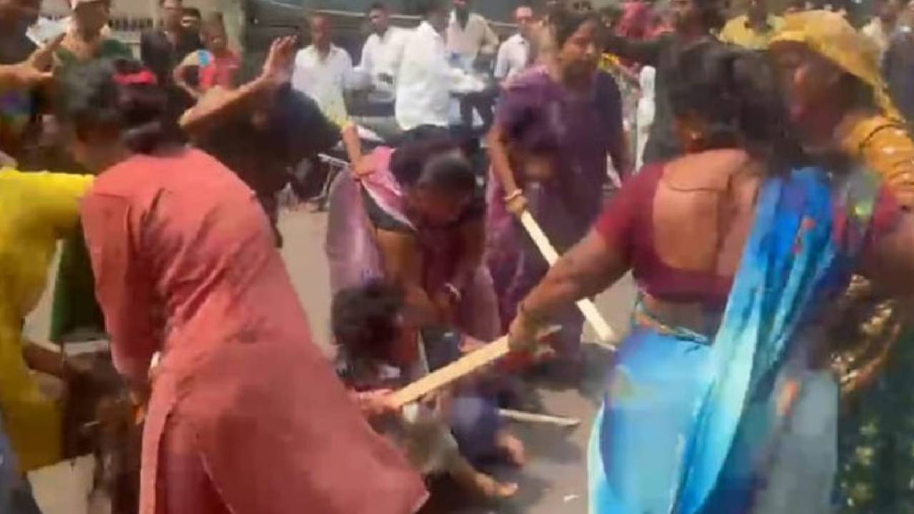 Maharashtra | గుడిలోకి వెళ్లినందుకు మహిళపై దారుణం.. చెప్పులదండ వేసి మరీ అర్ధనగ్నంగా ఊరేగింపు