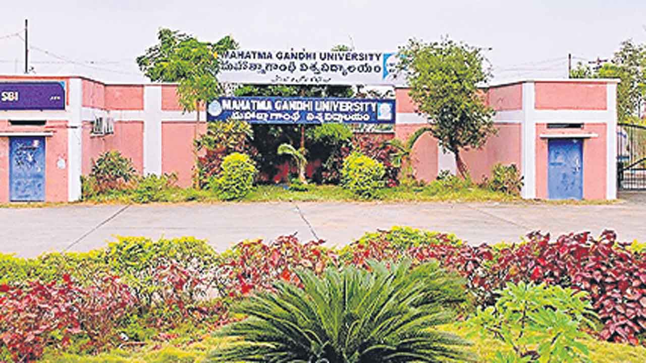 అక్షరాల గుడిలో.. ఔట్‌సోర్సింగ్‌ అంగడి!