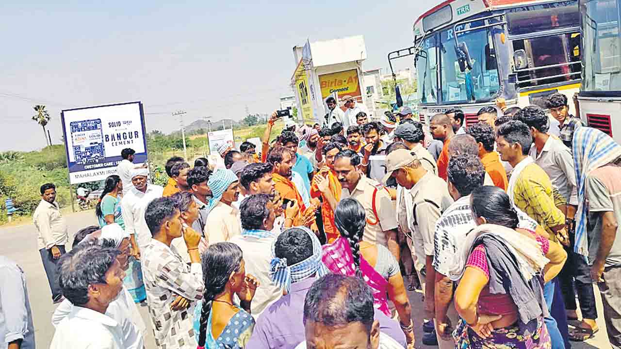 నెక్కొండలో మక్క రైతుల ఆందోళన