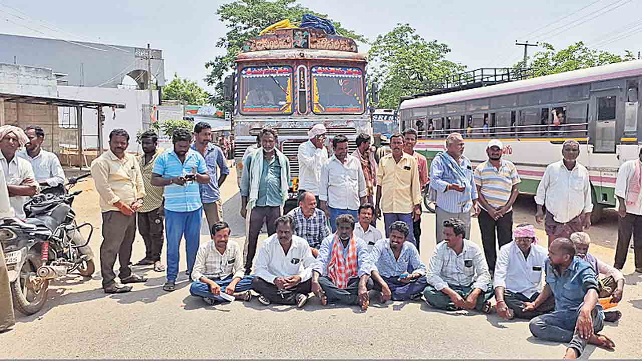 సంచులియ్యాలి.. మక్కలు కొనాలి