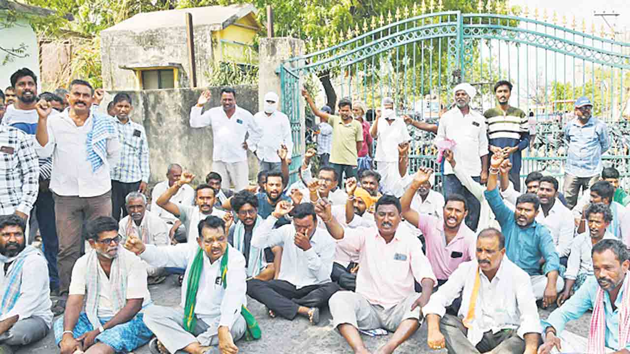 మక్క రైతు.. కొనుగోళ్లలో జాప్యంపై నిరసన