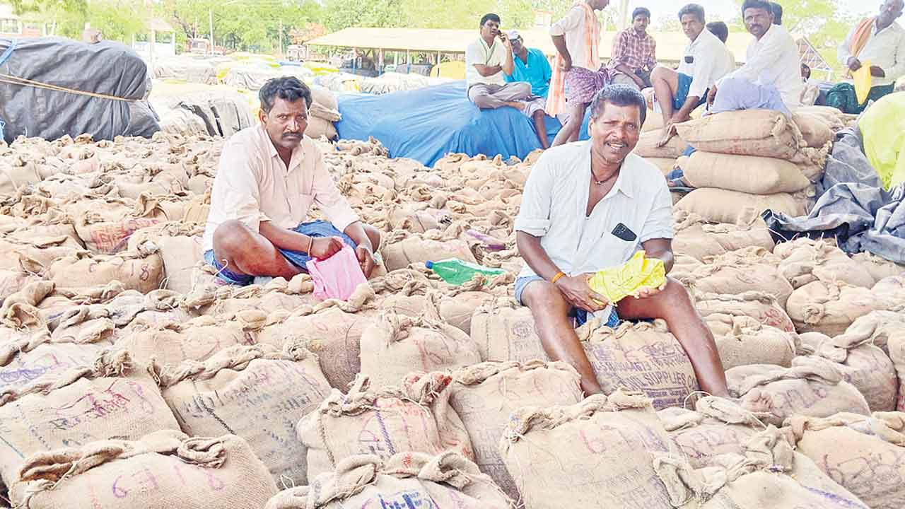 తప్పని ఎదురు చూపులు.. కొనుగోలు కేంద్రాల్లో పేరుకుపోయిన బస్తాలు