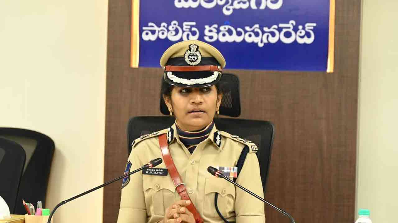 CP Sumathi | సీపీ సుమతి పేరుతో ఫేక్ అకౌంట్.. సాఫ్ట్‌వేర్ ఉద్యోగికి 20వేలు బురిడీ కొట్టించిన సైబర్ చీటర్స్