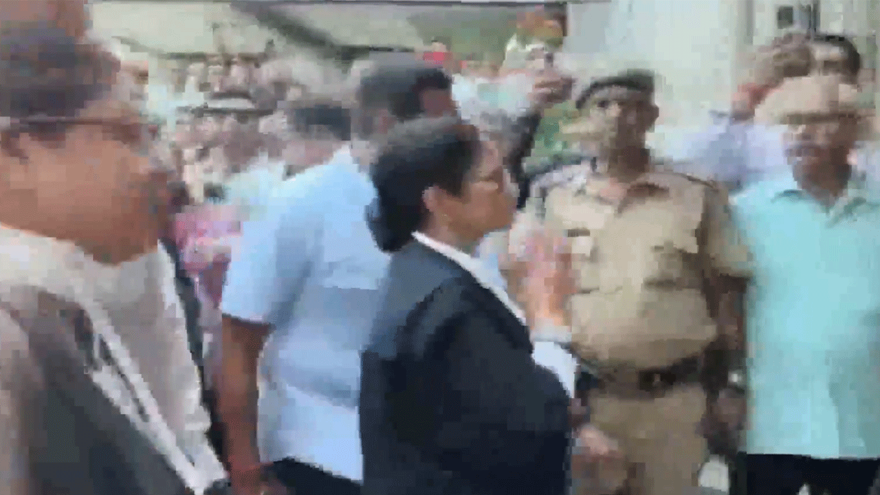 Mamata Benerjee | నల్లకోటు ధరించి కలకత్తా హైకోర్టుకు మమతాబెనర్జి.. ఆ కేసు వాదించేందుకేనట..!