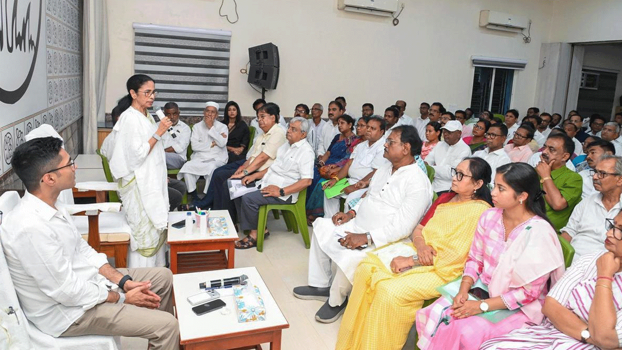 Mamata Banerjee | పార్టీ నుంచి వెళ్లాలనుకునేవాళ్లు వెళ్లిపోవచ్చు.. అవసరమైతే ఆఫీసులకు రంగులు వేస్తా : మమతాబెనర్జి