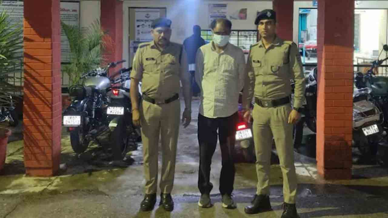 Man posing as Rahul Gandhi’s aide | రాహుల్‌ గాంధీ వ్యక్తిగత కార్యదర్శిగా నమ్మించి..   రాజకీయ నేతల నుంచి కోట్లు వసూలు చేసిన వ్యక్తి