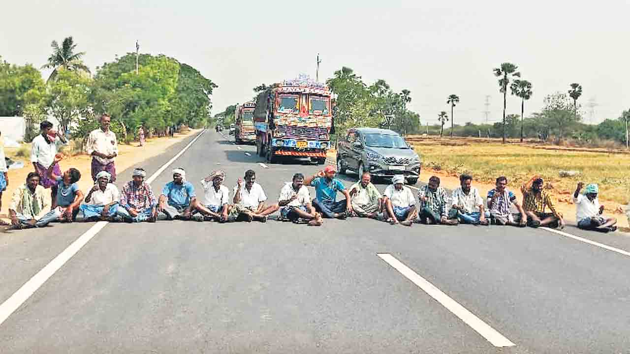 ధాన్యం కొంటరా? సచ్చిపొమ్మంటరా?.. సర్కార్‌ తీరుపై రైతుల కన్నీటి వేదన