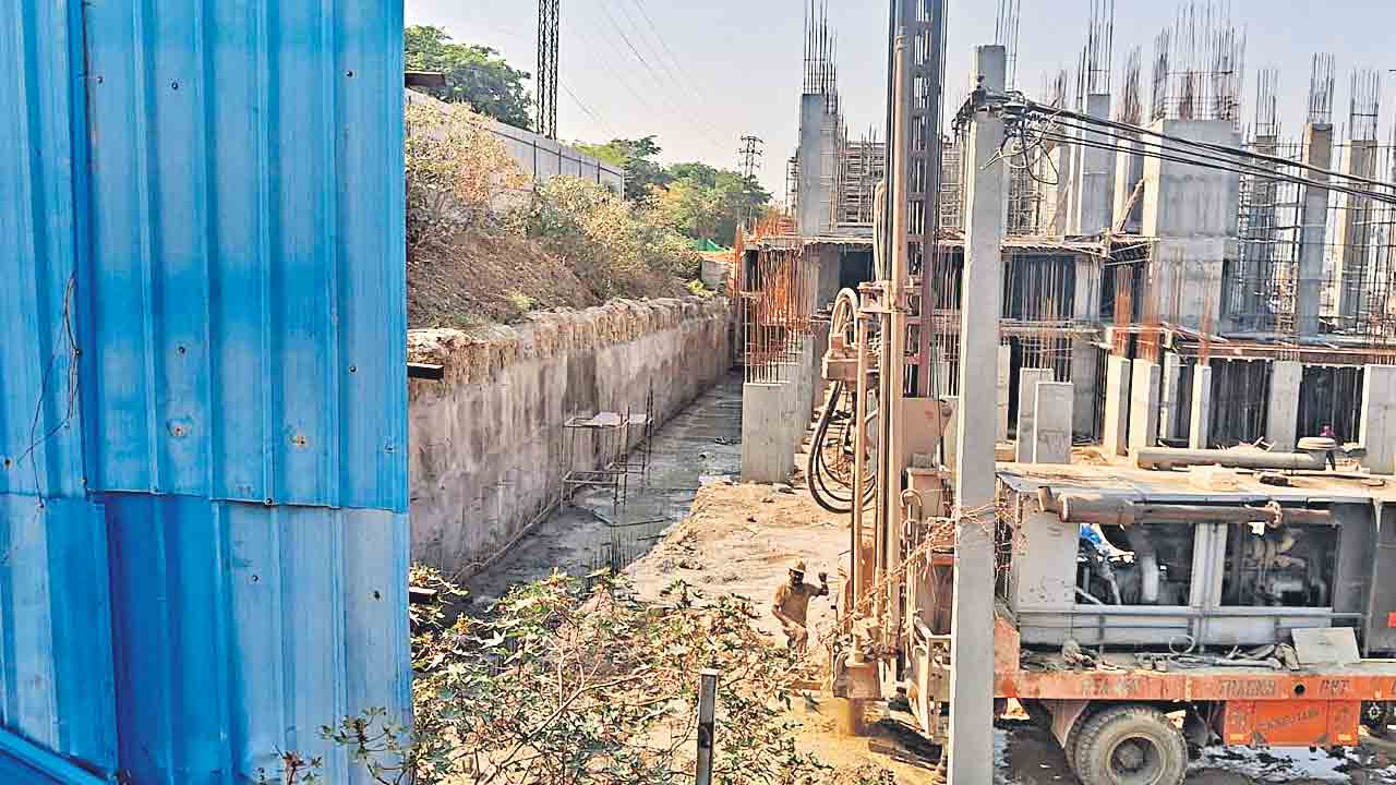 చెరువుతోపాటు కట్టనూ మింగేస్తున్నారు..