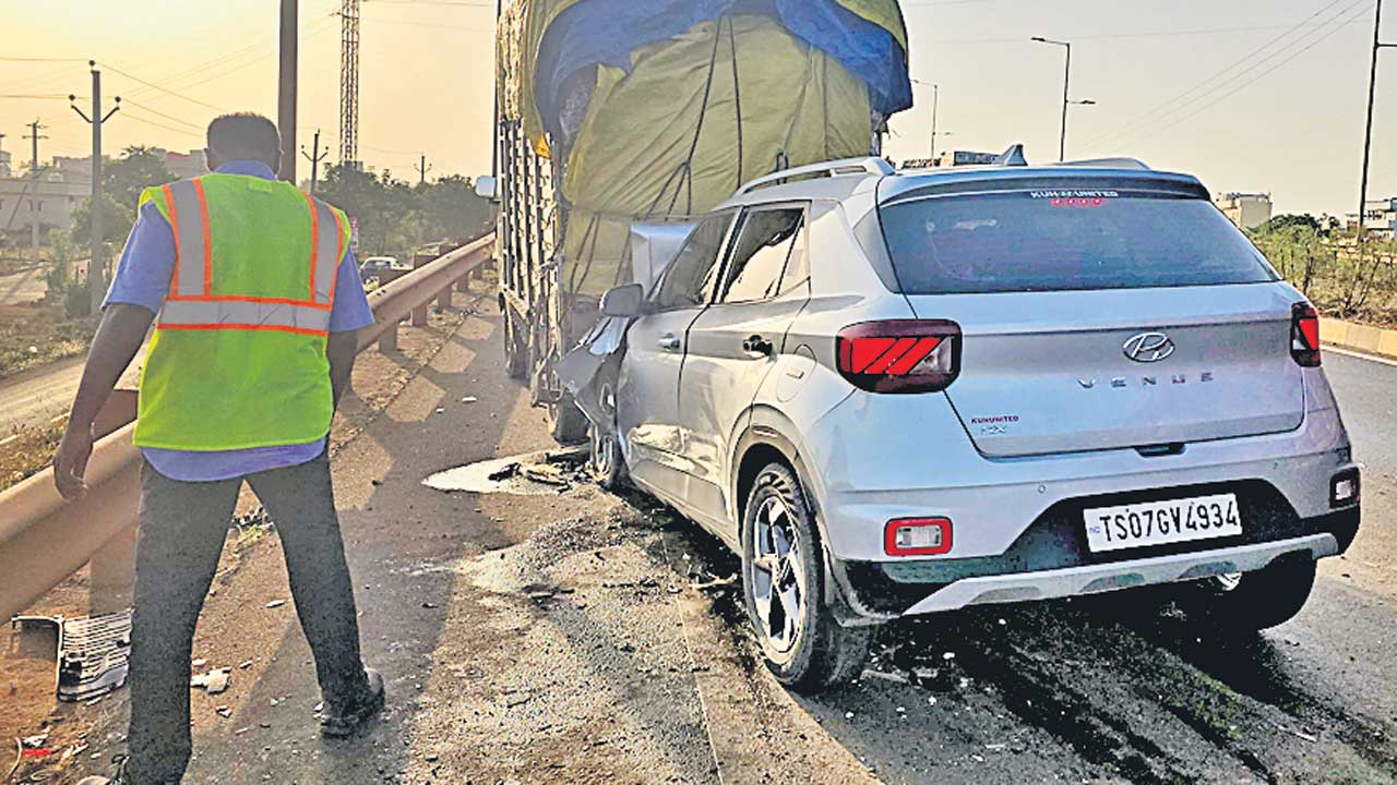 ఘోర రోడ్డు ప్రమాదం