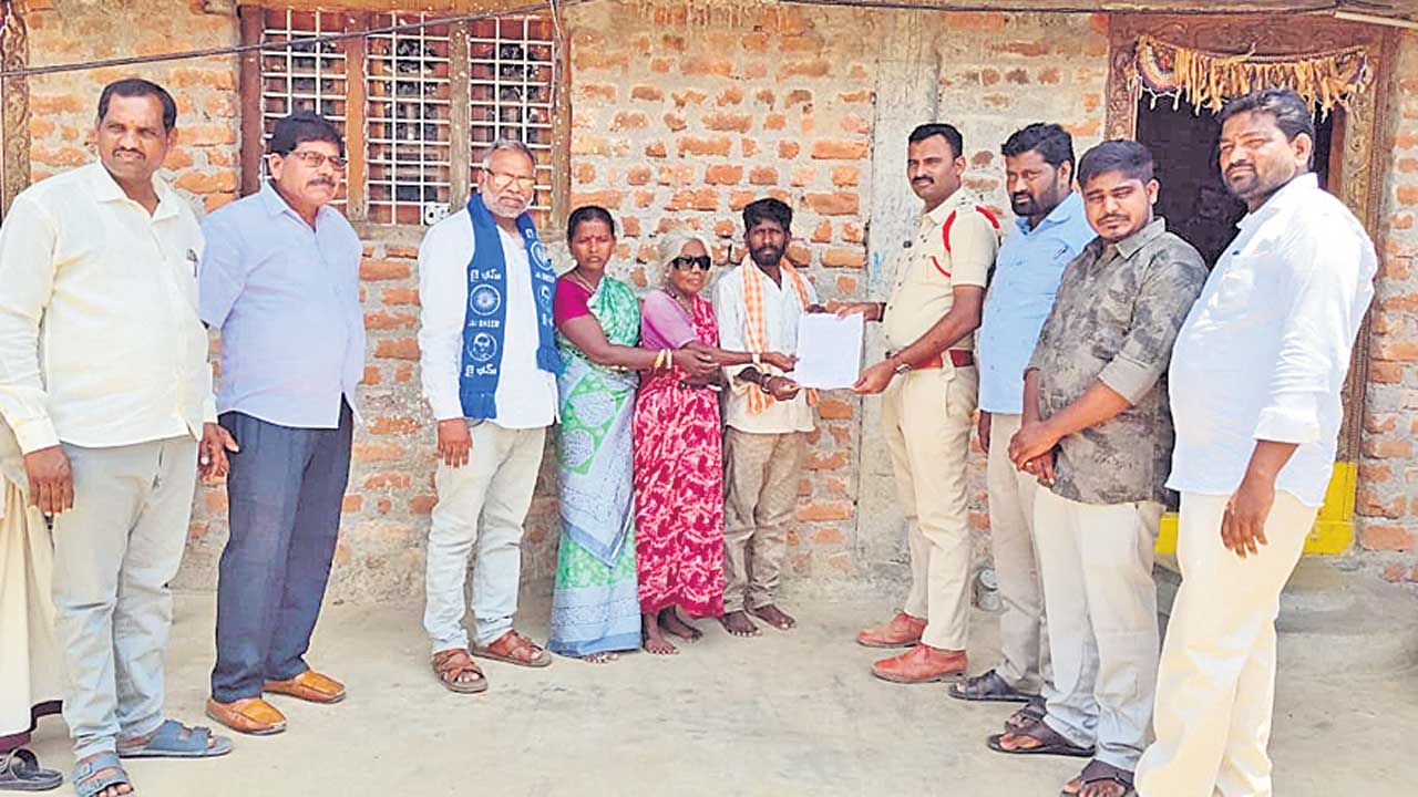 దళిత రైతుకు న్యాయం చేయాలి