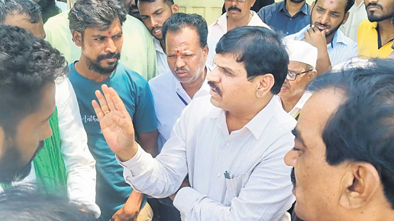 ఓపిక నశించి..రోడ్డెక్కి