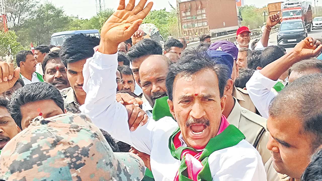 కాంగ్రెస్‌ పాలనలో.. రైతులకు అరిగోస