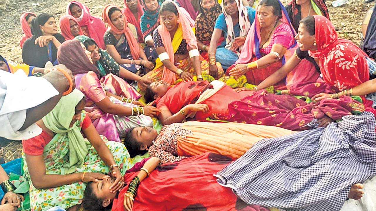 బావిలో పడి ముగ్గురు మృతి