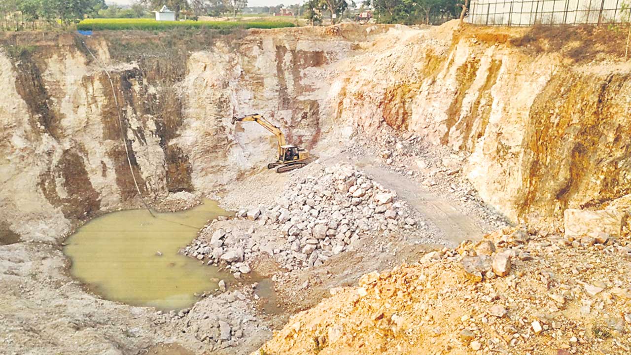 యథేచ్ఛగా తెల్లరాయి తవ్వకాలు