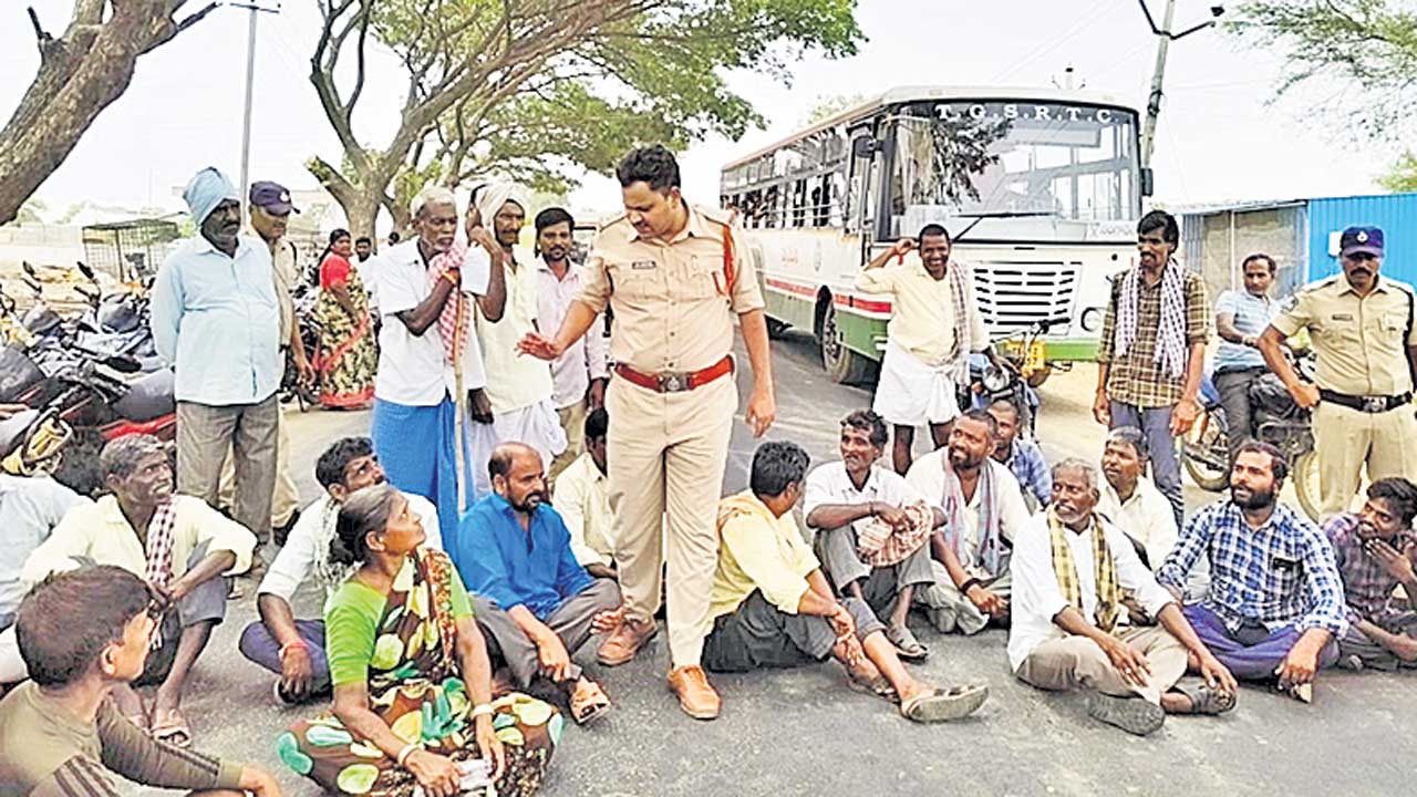 లారీలు రావడం లేదని రైతుల రాస్తారోకో