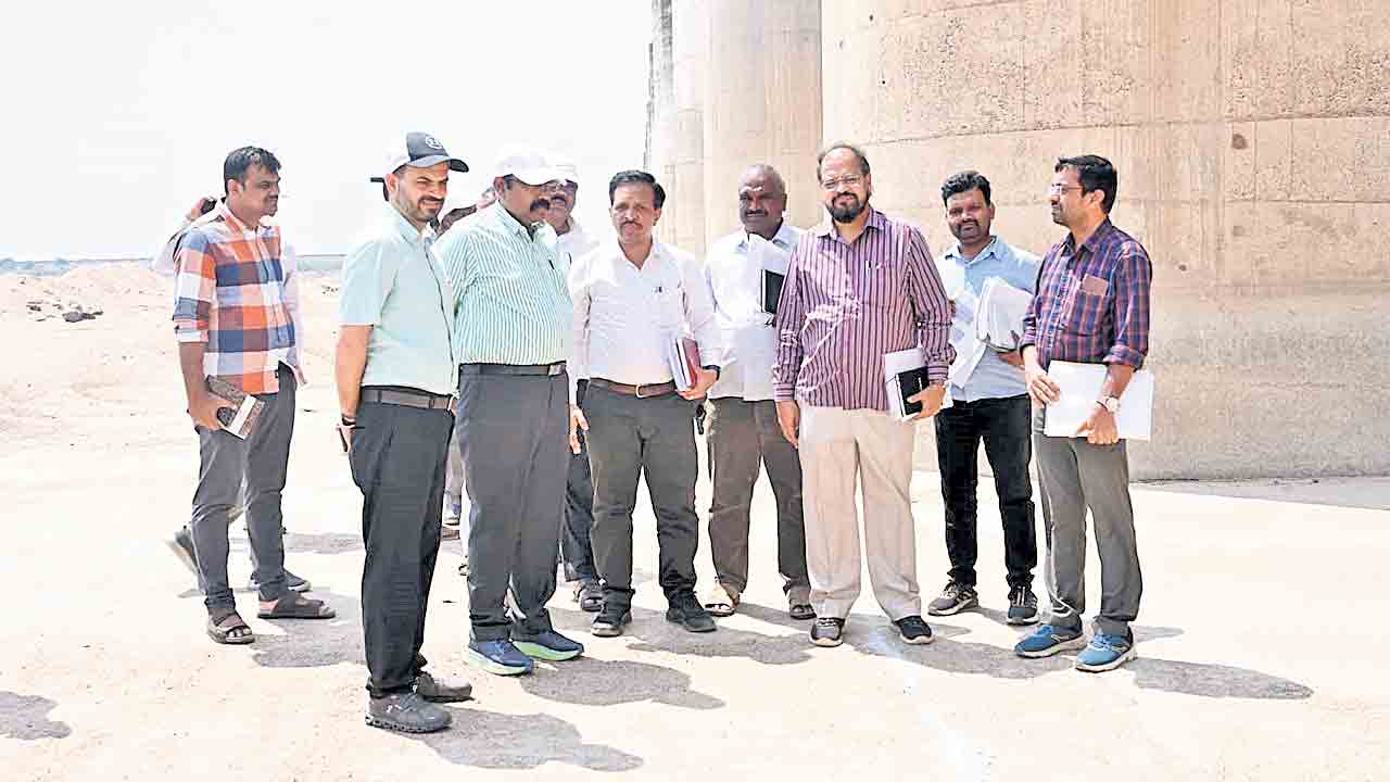 మేడిగడ్డ బరాజ్‌ను పరిశీలించిన ఇరిగేషన్‌ కార్యదర్శి