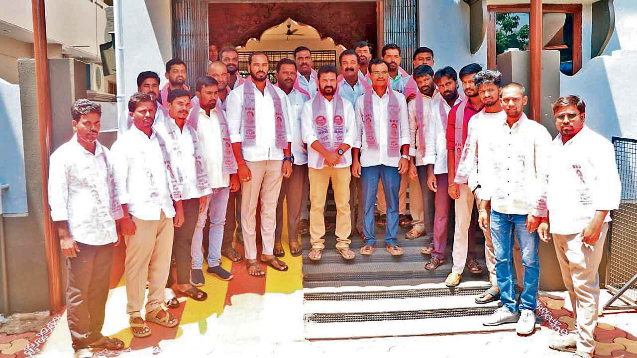 కండువా కప్పి.. పార్టీలోకి ఆహ్వానించి