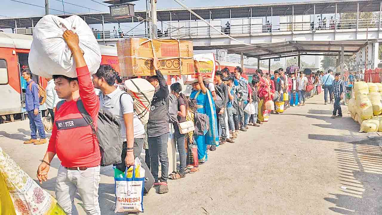 సొంత ఊళ్లకు వలస కార్మికులు!