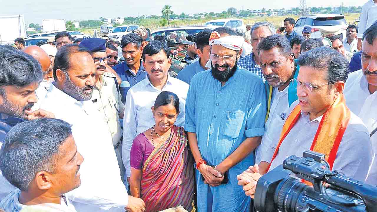 రైతుల నిరసనలతో రంగంలోకి మంత్రులు.. ఆలస్యంగా ధాన్యం కొనుగోళ్లపై సమీక్షలు