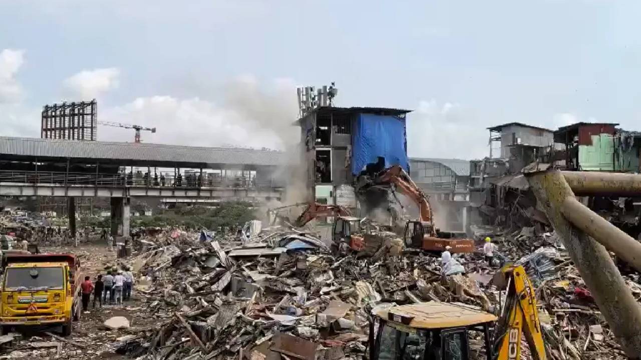 Mumbai | మసీదు కూల్చివేతలో ఉద్రిక్తత.. పోలీసులపై రాళ్లు రువ్విన ఆందోళనకారులు