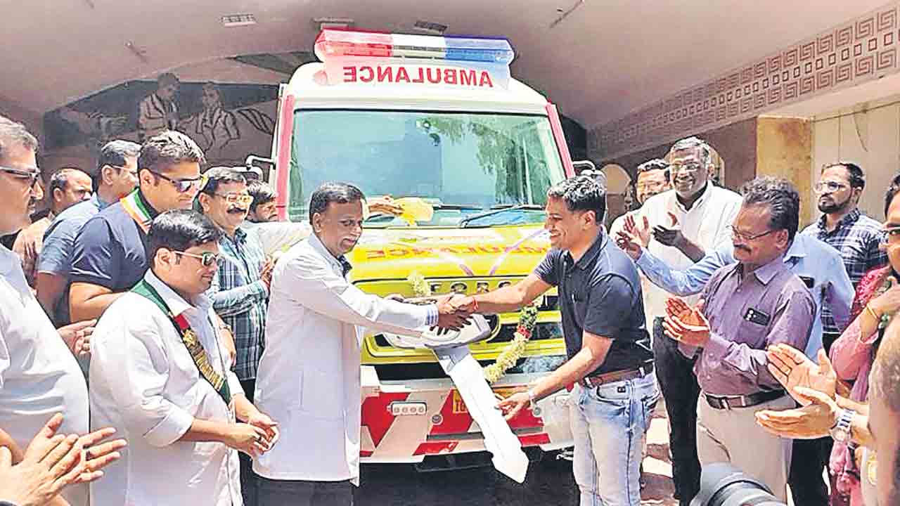 నిమ్స్‌కు అంబులెన్స్‌ బహూకరణ
